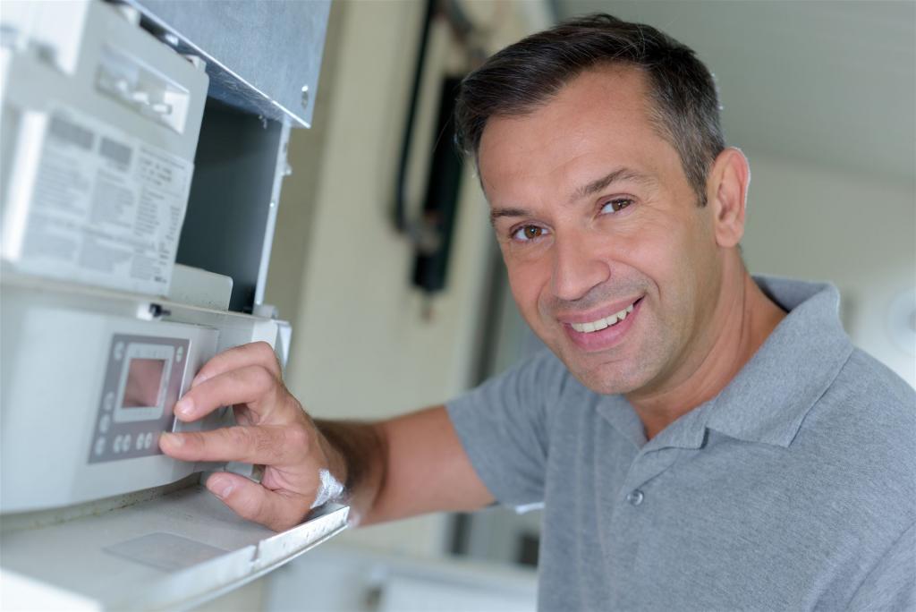Elektirker am Stromkasten